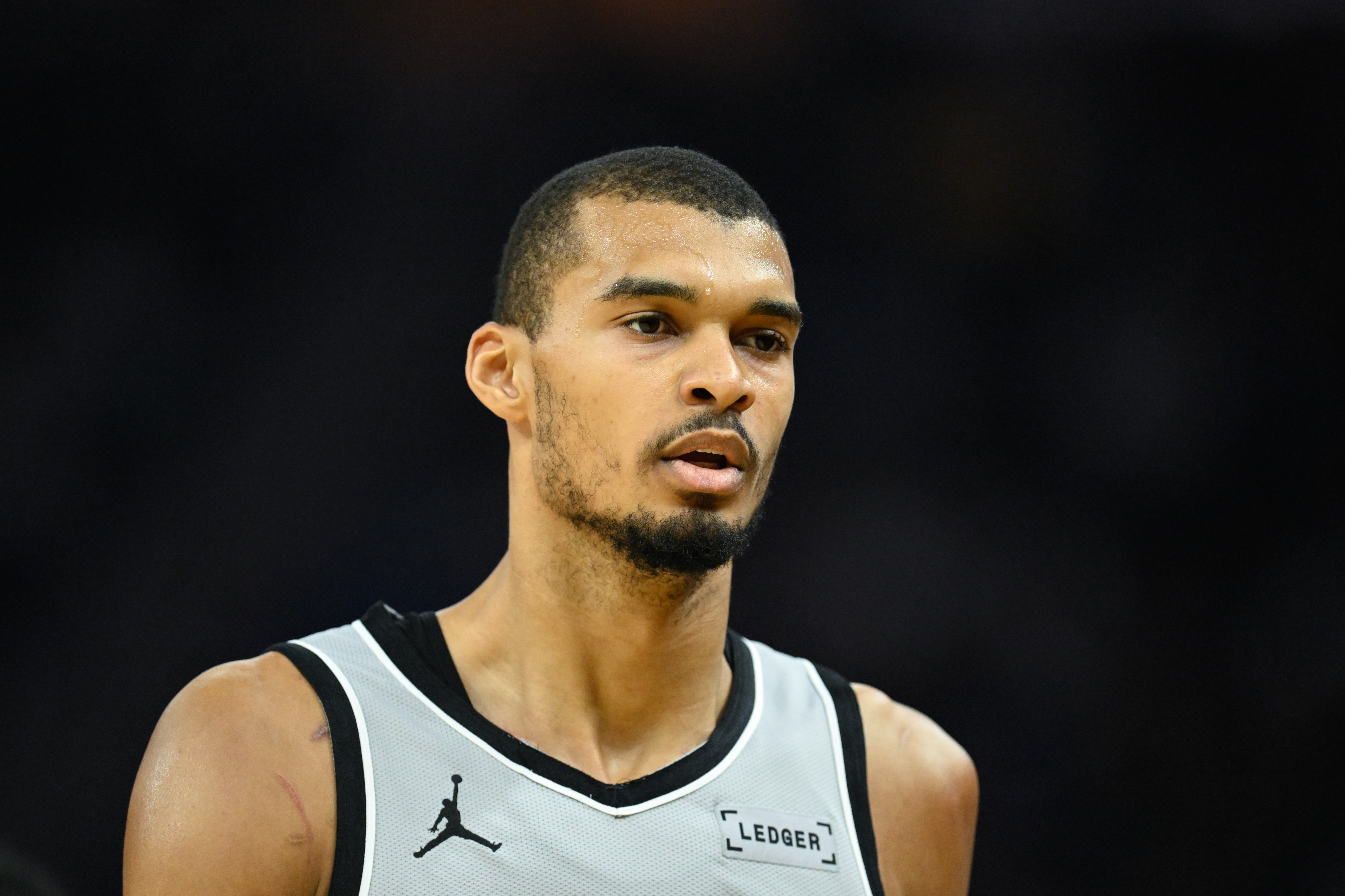 开云体育下载官网-7中1！文班：球队打得有些畏手畏脚 我在三分出手选择上尤为犹豫