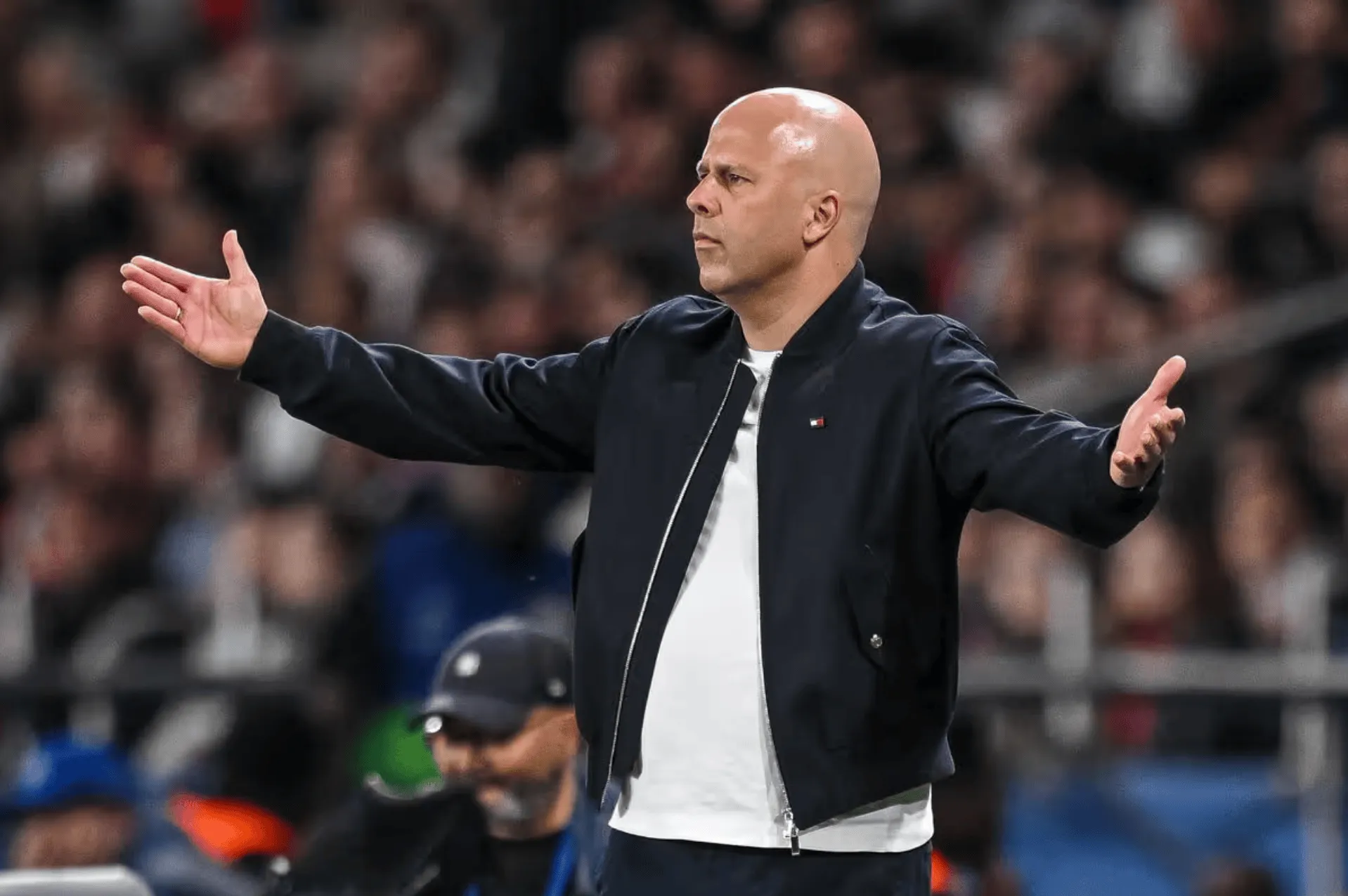 开云体育下载官网-跟队：斯洛特在勇敢与愚蠢间走钢丝，对巴黎三中卫险成灾难